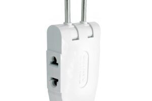 Phích cắm điện 2200W dùng cho thiết bị điện dân dụng công suất cao và kết nối ổn định.