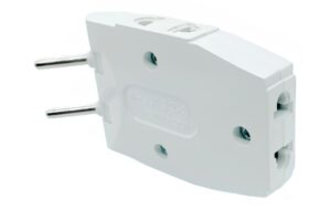 Phích cắm điện 2200W dùng cho thiết bị điện dân dụng công suất cao và kết nối ổn định.
